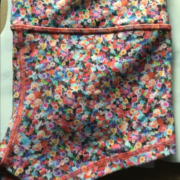 Lululemon Boogie Shorts size4 in Prism Petal Multi - Picture 4 of 7